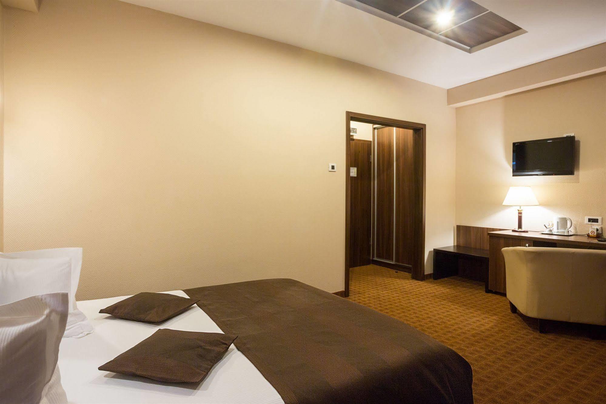 Hotel INTER BUSINESS Bukarest Exterior foto